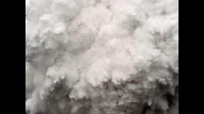 Intense cold continues unabated amid avalanche warning in Himachal Pradesh