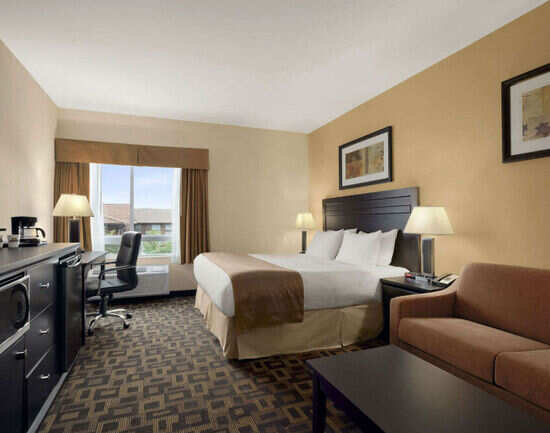 Days Inn & Suites Winnipeg Airport Hotel