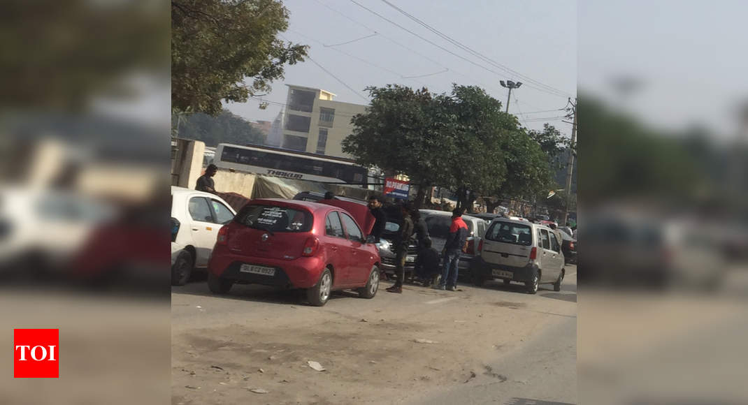 Dwarka sec 7 main road blocked by mechanics - Times of India