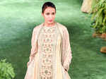 Grand Finale LFW '17: Kareena steals the show as showstopper for Anita Dongre!