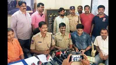 Notorious burglar held, gold & silver worth Rs 14.7 lakh seized ...