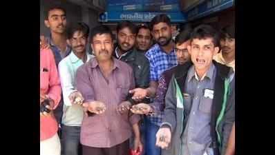 People lock bank officials for refusing to accept Rs 10 coins