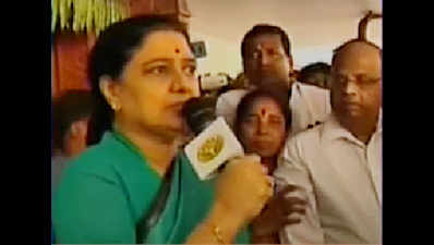 Sasikala addresses AIADMK MLAs lodged at Chennai resort