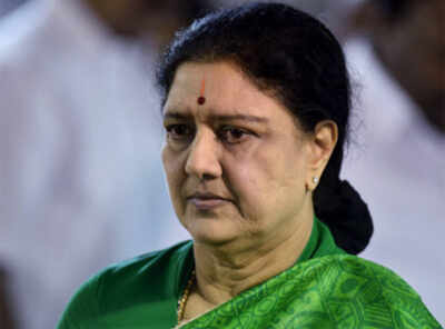 Close aide of Sasikala joins Panneerselvam camp