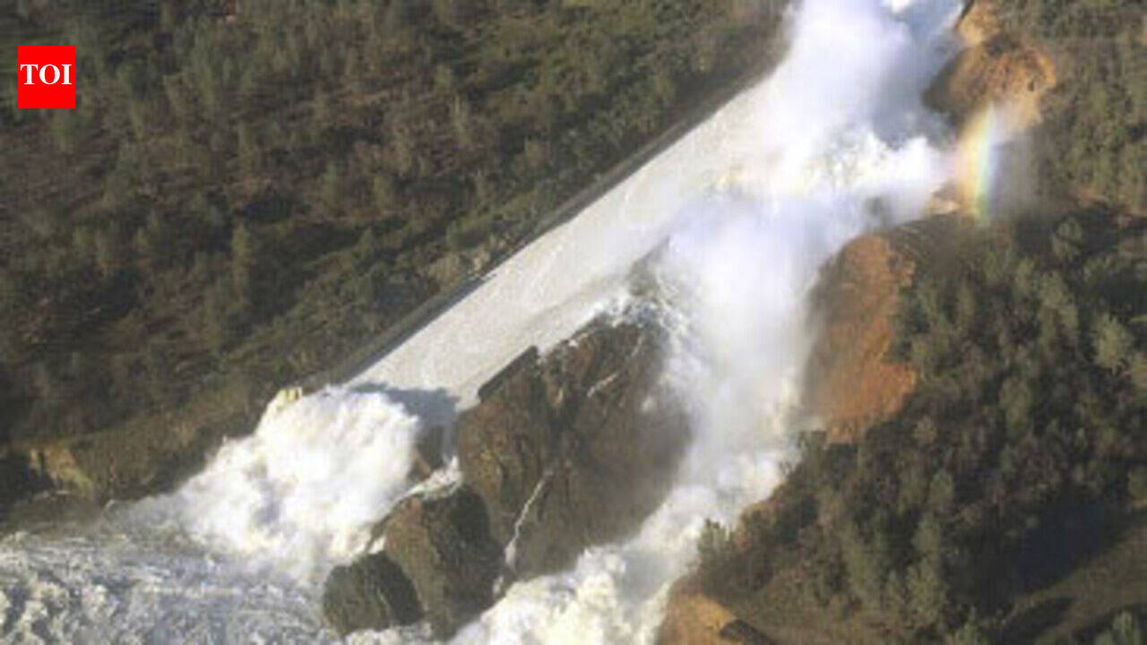 Dam collapse fear sparks evacuation in California