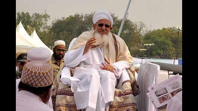 Syedna prays for and blesses Bohra women
