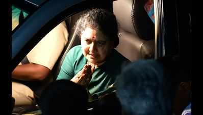 Sasikala likely to surrender before Bangalore court on Wednesday
