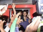 FIR against SRK for allegedly rioting, damaging rly property