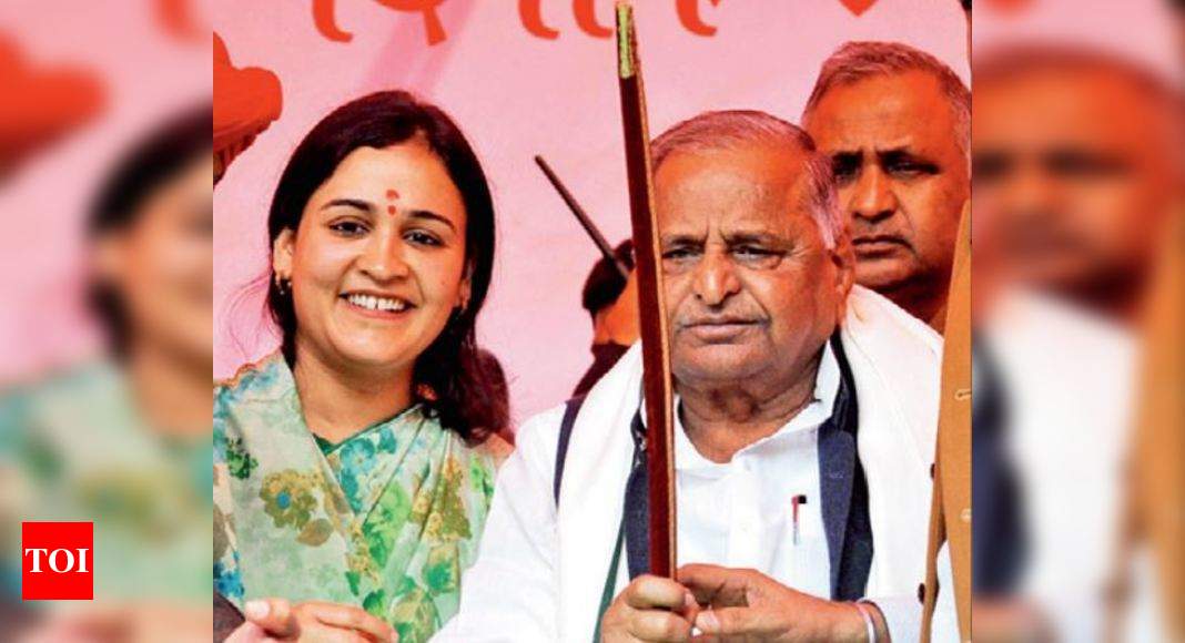 UP elections 2017: Mulayam Singh Yadav, Dimple Yadav add to chhoti bahu