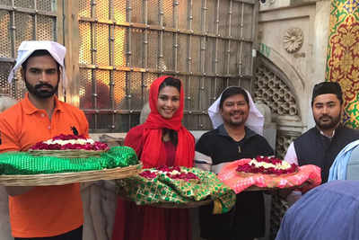 Bin Kuch Kahe actors seek blessings at Ajmer Sharif