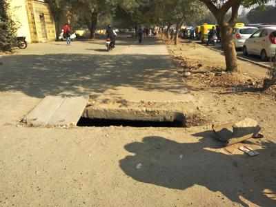Dwarka: Gaping hole on footpath