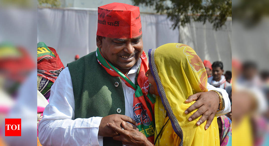 Up Elections 2017 Akhilesh Yadav Campaigns For Gayatri Prajapati In Amethi Uttar Pradesh Election News Times Of India