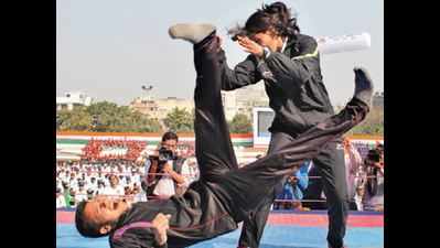 Delhi police teach girls to fight trouble