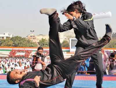 Delhi police teach girls to fight trouble