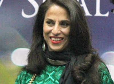 Mumbai Police fires back at Shobhaa De after she tweets image of fat cop