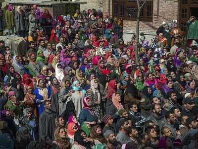 Thousands bid tearful farewell to martyred soldier in Kashmir