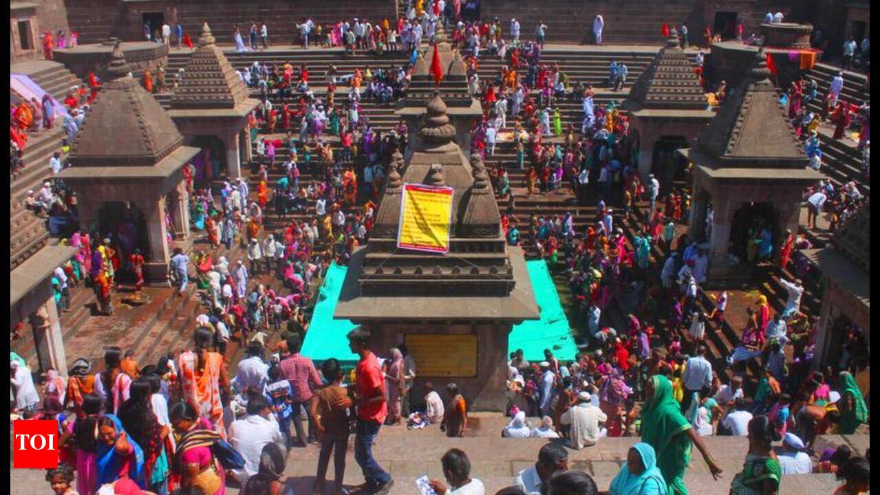 घृष्णेश्वर मंदिर में श्रद्धालु