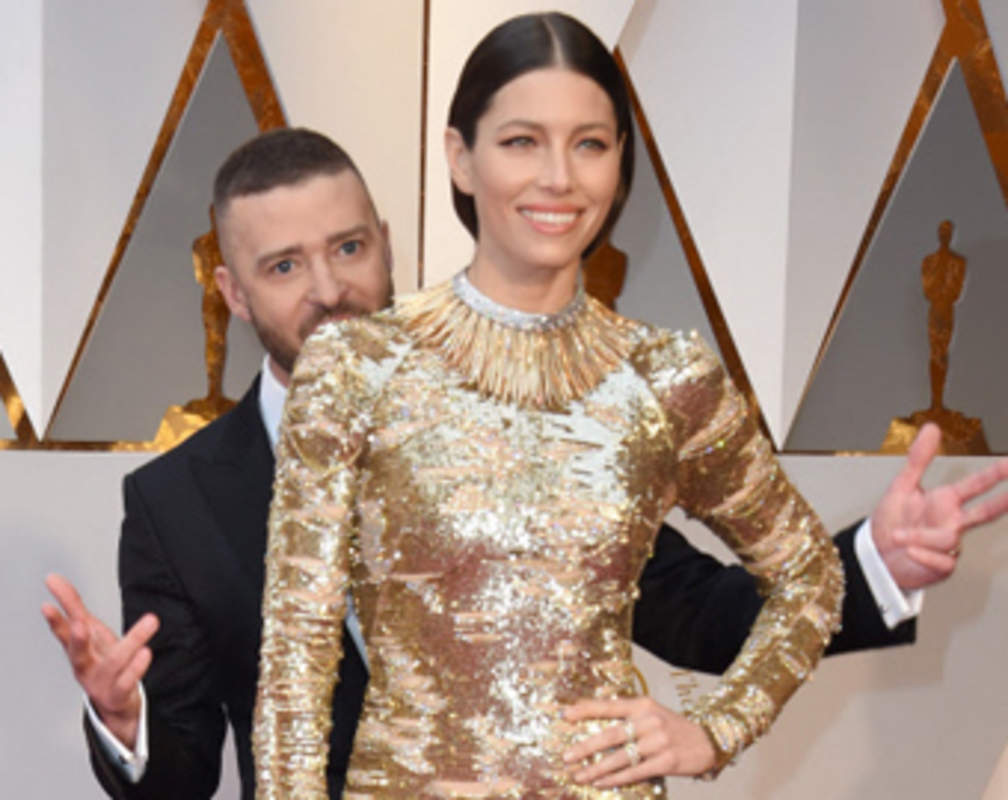 
Oscars 2017: Justin Timberlake hilariously photobombs wife Jessica Biel
