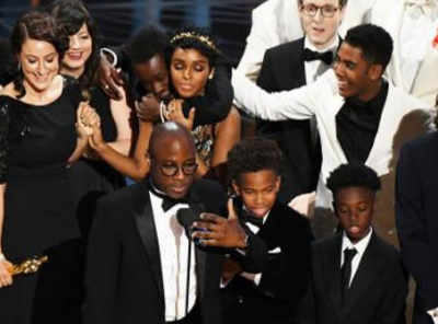 'Moonlight' wins best picture Oscar after major onstage gaffe