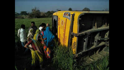 20 students of convent school injured in road accident in Etah district