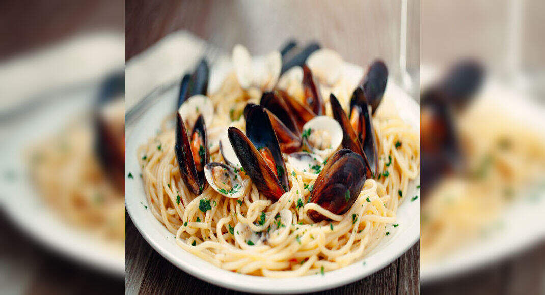 Spaghetti with Clams and Crisp Bread Crumbs Recipe: How to Make Spaghetti with Clams and Crisp Bread
