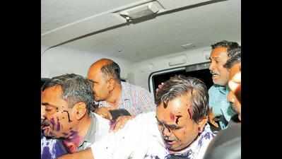 AAP workers splash ink on Mansukh outside court