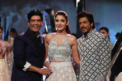 Shah Rukh Khan and Anushka Sharma are elegance personified as they walk ...