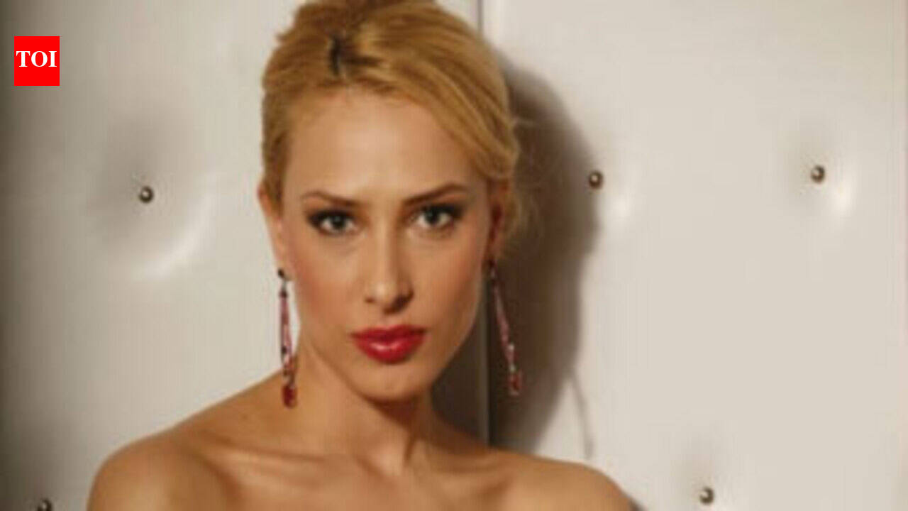 Iulia throws tantrums to photographers?