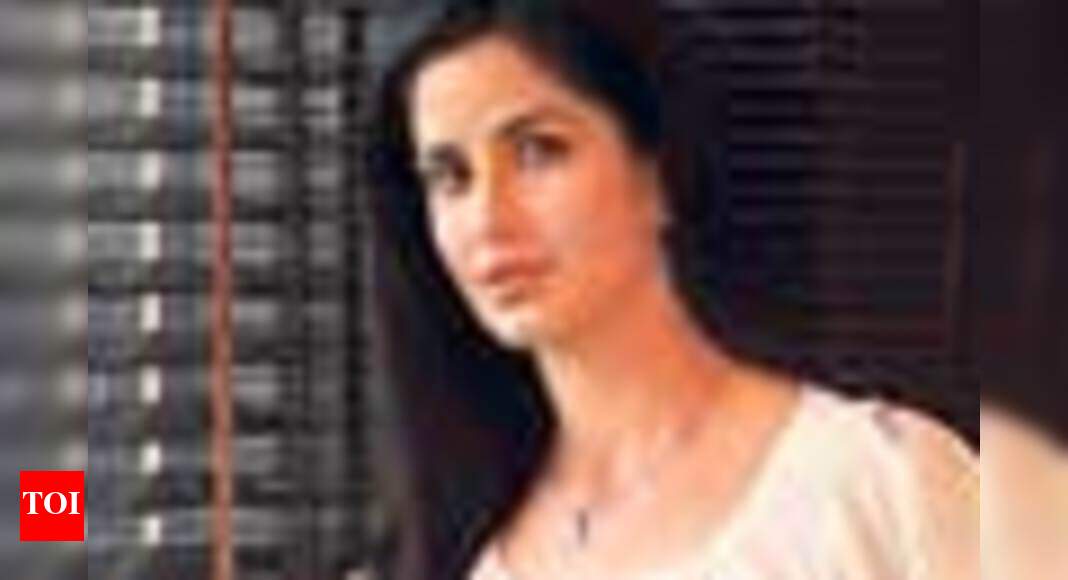 Kat played cricket in a sari! | Hindi Movie News - Times of India
