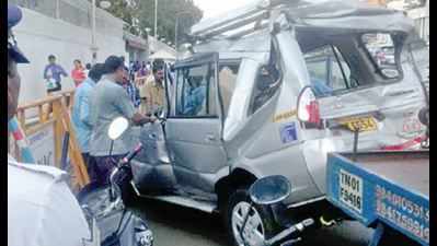Pile-up as truck rams into Gemini flyover