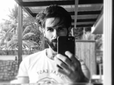 Shahid Kapoor’s latest picture is giving us mirror-selfie goals