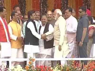 PM Narendra Modi all ears to Mulayam, pats Akhilesh at UP CM's oath-taking ceremony