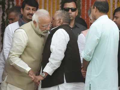 PM Narendra Modi all ears to Mulayam, pats Akhilesh at UP CM's oath-taking ceremony