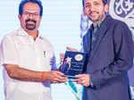 Snehal Choksi receives the Jadau Jewellery award for Shobha Shringar Jewellers from Mumbai Mayor Vishwanath Mahadeshwar