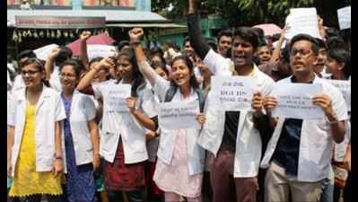 1000 students, teachers join hands against relocation