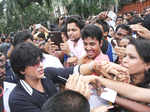 Female fans crowding SRK