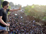 SRK waves at his fans