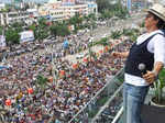 SRK greets crowd of fans