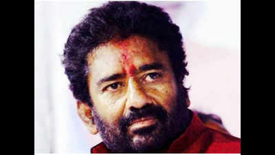 Air India official beaten with slippers by Shiv Sena MP Ravindra Gaikwad