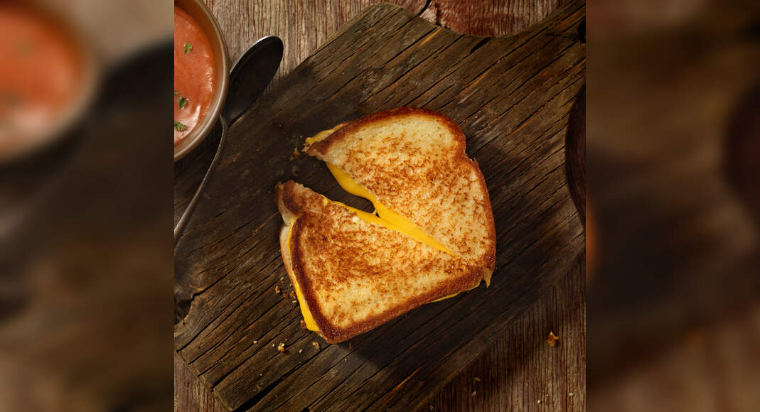 Garlic, Tomato and Cheddar Sandwich Recipe: How to Make Garlic, Tomato and Cheddar Sandwich Recipe |