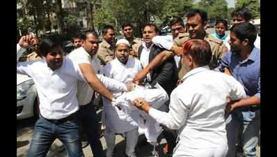 BSP workers stage protest, blame Naseemuddin Siddiqui for poll debacle