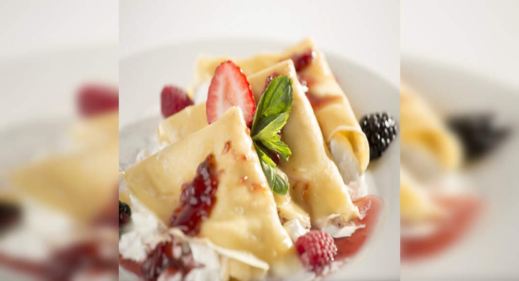 Crepes with Blackberry Sauce and Orange-Scented Ricotta Recipe: How to Make Crepes with Blackberry S