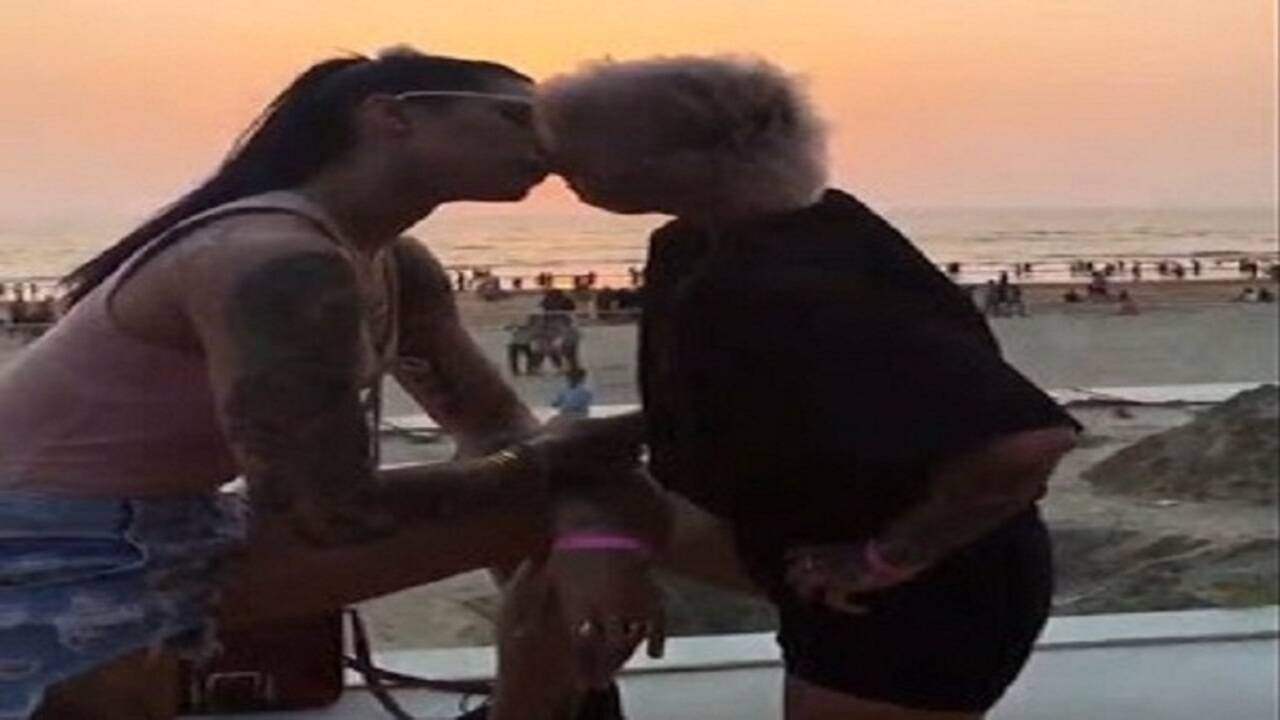 Sapna Bhavnani reacts to the viral lip lock video with Bani J; says love  has no gender - Times of India