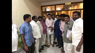 Shaken by weavers' suicides, young MLAs of TRS to promote handlooms
