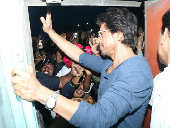HC stays summons issued by Vadodara GRP to Shah Rukh Khan
