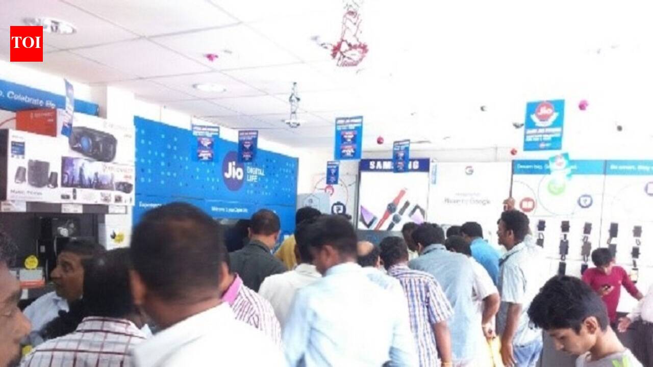 People queue up get Reliance Jio Prime