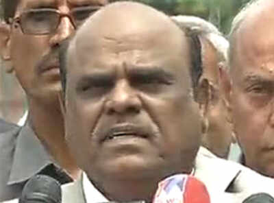 SC asks Justice Karnan to file reply within 4 weeks on contempt charges