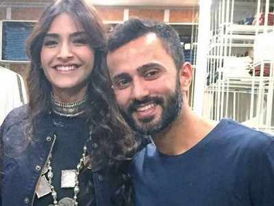 See how Sonam Kapoor’s rumoured boyfriend Anand Ahuja is smitten by her