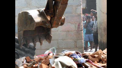 100 illegal structures razed in Bhondsi