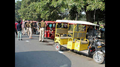 Boy bumps into battery rickshaw, injured